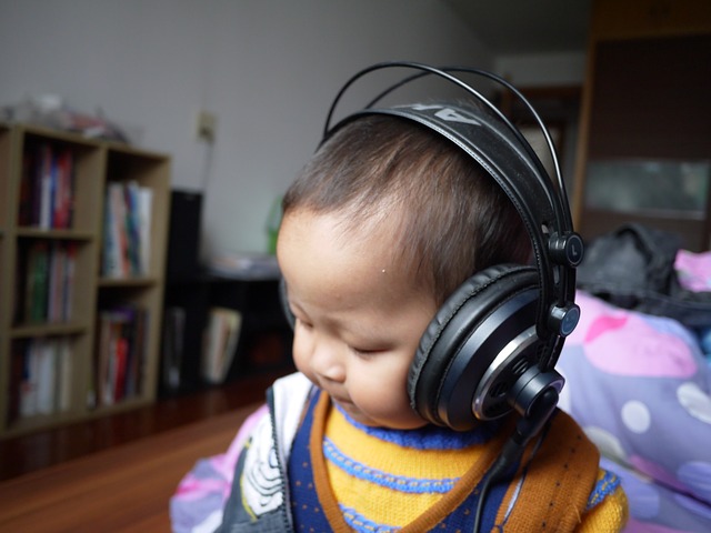 malé dítě se sluchátky