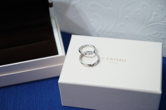 Strieborné prstene položené na bielej krabičke.jpg